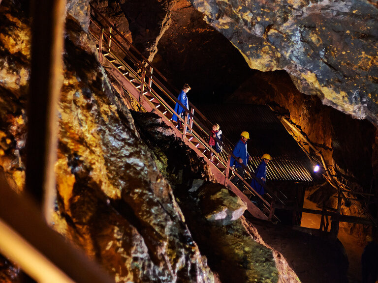 Besucher durchqueren die mysteriösen Tunnel des Silberbergwerks