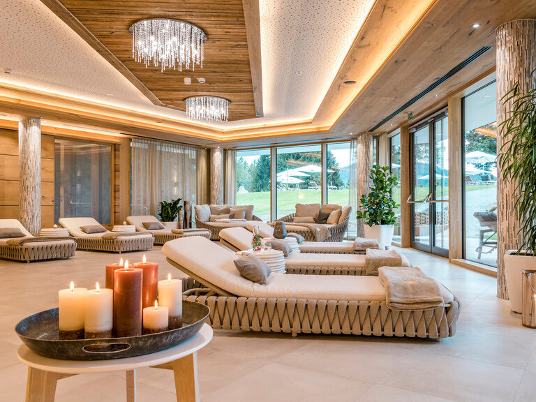Gemütliche Liegen und elegante Möbel im Ruheraum des Wellness & SPA Resort Mooshof.