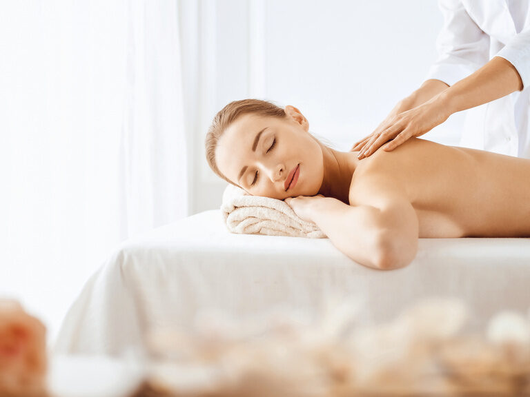 Eine wohltuende Rückenmassage sorgt für Entspannung im Spa des Wellnesshotels Mooshof im Bayerischen Wald.